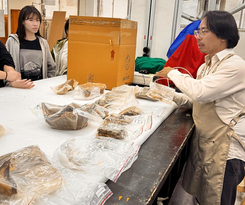 臺藝大文物維護研究中心主任邵慶旺副教授引領指導。