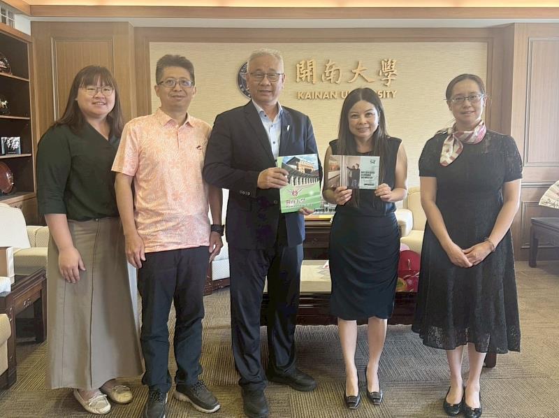 開南大學副校長陳文甲（中）接待美國密蘇里科技大學（Missouri University of Science and Technology）教務長首席資深顧問暨經濟學系講座教授羅浥綸（Melody Lo）（右2）來訪，雙方就學術合作、學生交流及碩士雙聯學位等議題進行交流。圖左起為交流中心主任李依玲、國際及兩岸事務處處長陳泰源、副校長陳文甲、羅浥綸教授及雙語教育推動中心主任楊茹茵。