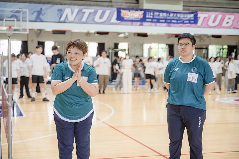 計畫主持人劉雅文教授（左）強調除了教授運動技巧，更著重培養新世代人才的同理心與溝通能力。