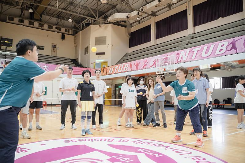 體育課翻轉傳統教學框架，引進兼具高度社交與低受傷風險的「匹克球」運動。