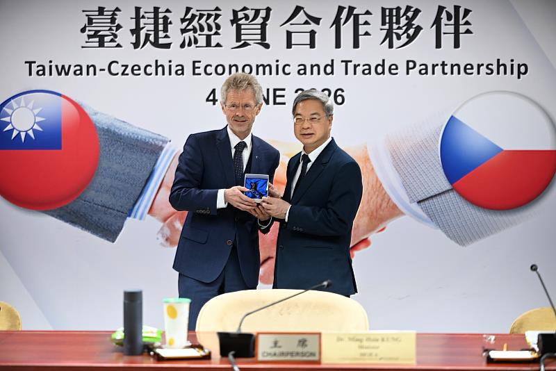 韋德齊議長與龔明鑫部長交換禮品。