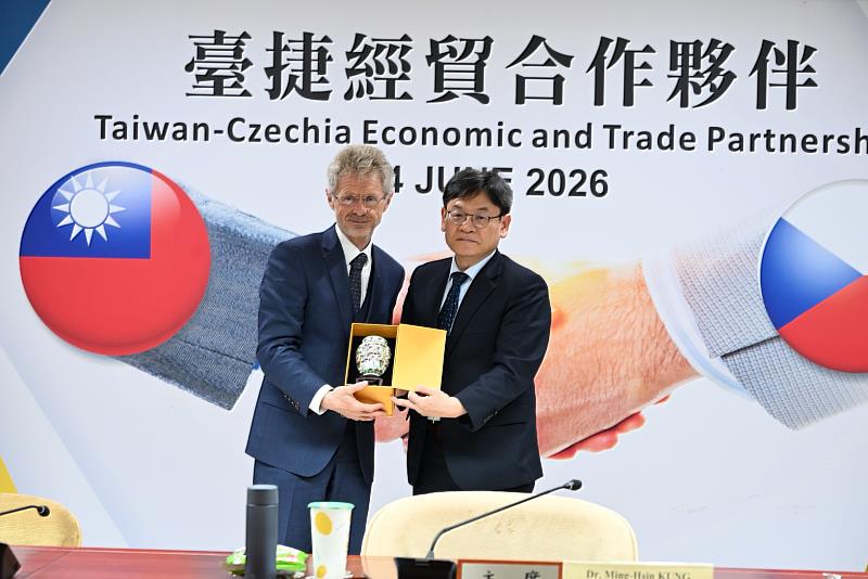 韋德齊議長與龔明鑫部長、葉俊顯主委交換禮品。
