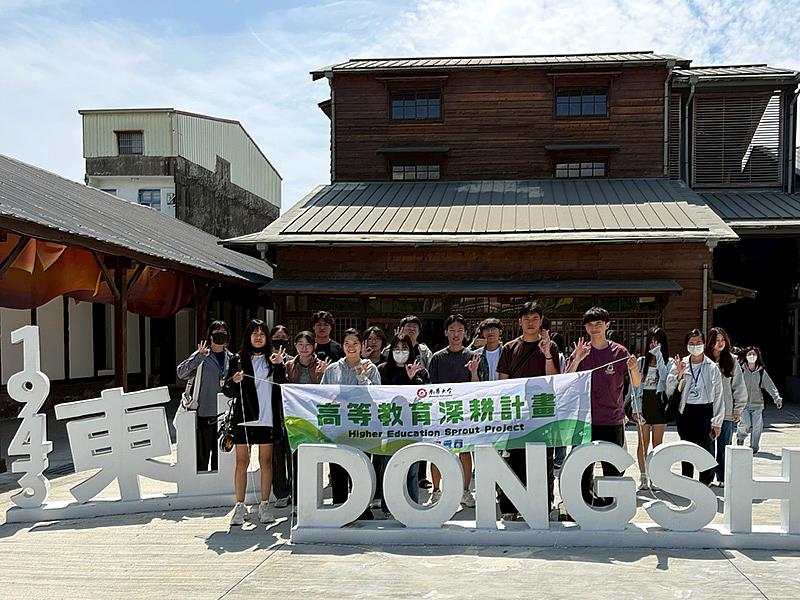 南華大學產職處帶領學生參訪十果文創園區，現場大合照。
