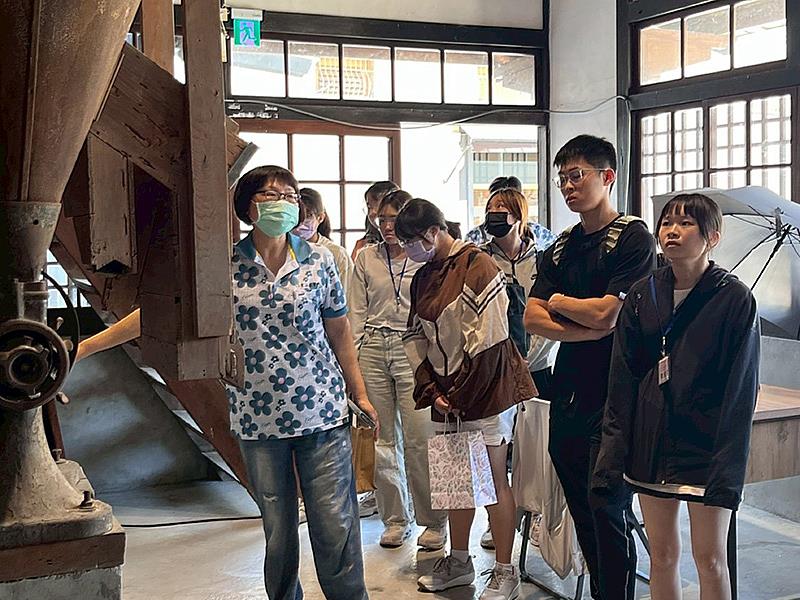 南華大學產職處帶領學生參訪禾稻旅行館，藉以瞭解早期農村生活樣貌與產業文化保存的重要性。