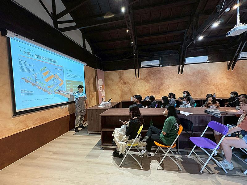 南華大學產職處帶領學生參訪十果文創園區，藉以讓學生對地方創生與文化觀光有更深入的瞭解。