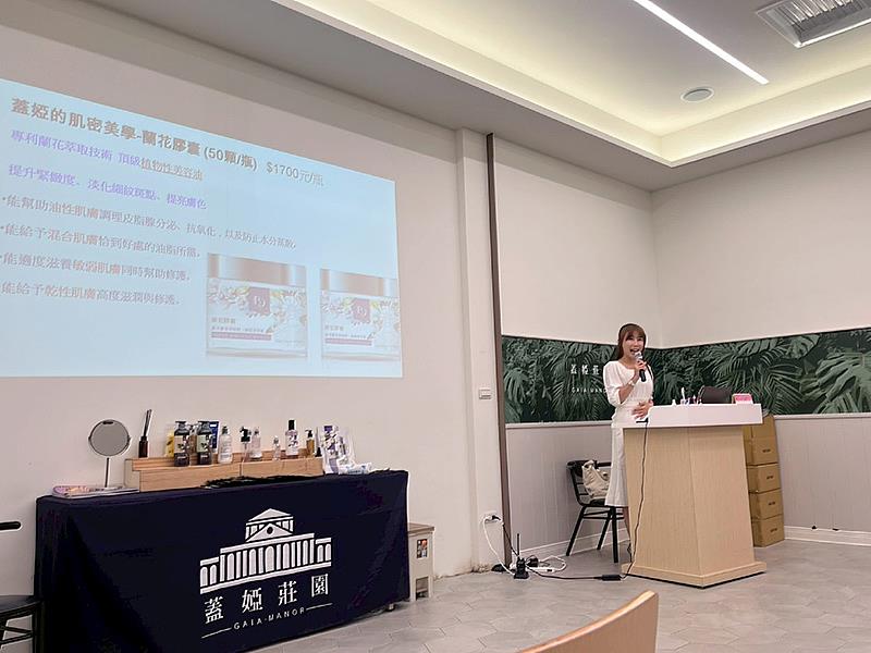 南華大學產職處帶領學生參訪康倪時代美學生技園區，康倪國際企業股份有限公司鐘伊縼副理指導學生履歷撰寫技巧及未來求職準備方向。