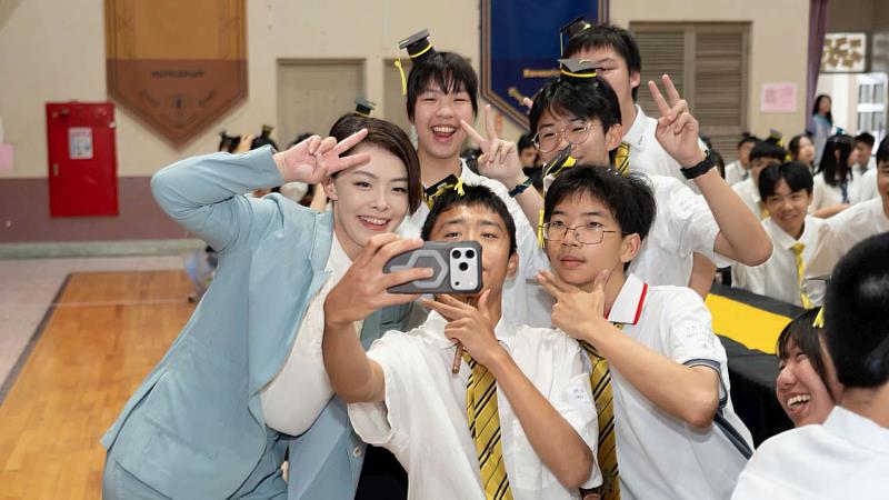高虹安市長與同學們合影。