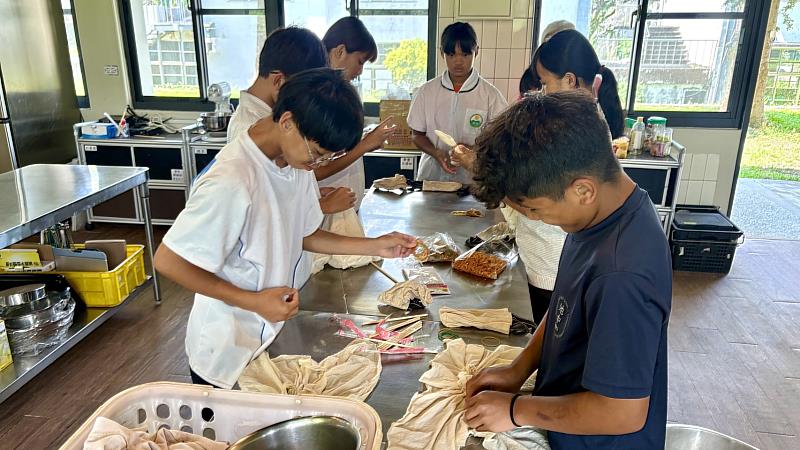 臺東縣救國團「愛．分享」聚光計畫 海端學童手作圓心願