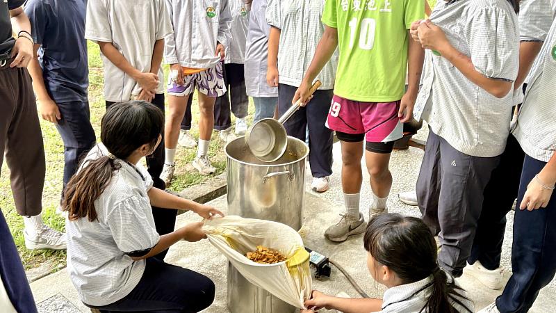 臺東縣救國團「愛．分享」聚光計畫 海端學童手作圓心願