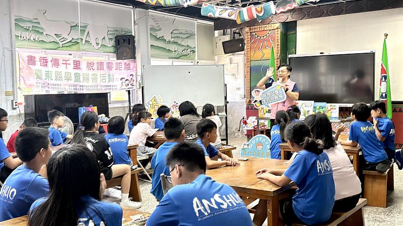 115年臺東縣閱讀傳愛到南迴 救國團贈書安朔國小
