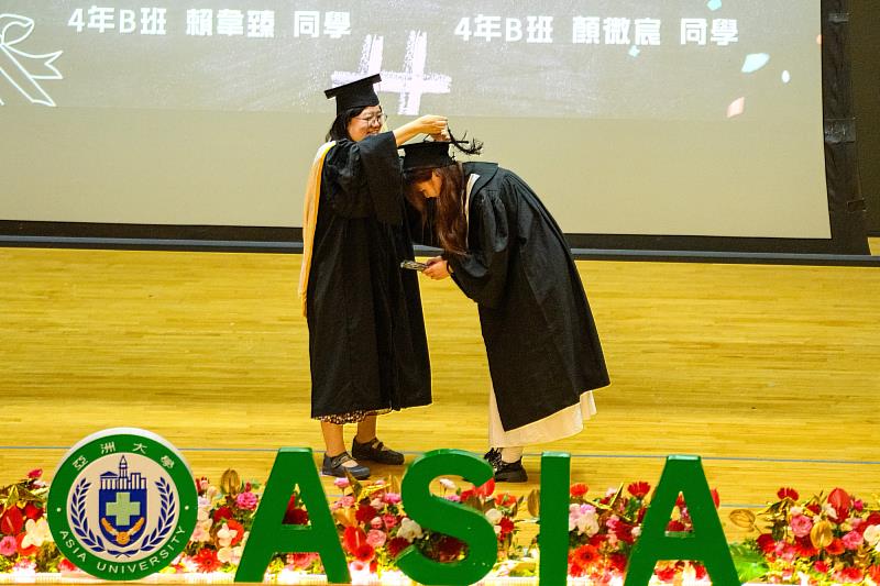 畢業生依序走上舞台，師長輕輕將流蘇撥向另一側，象徵完成學業，更代表著一段青春旅程圓滿結束，以及人生新篇章的開始。