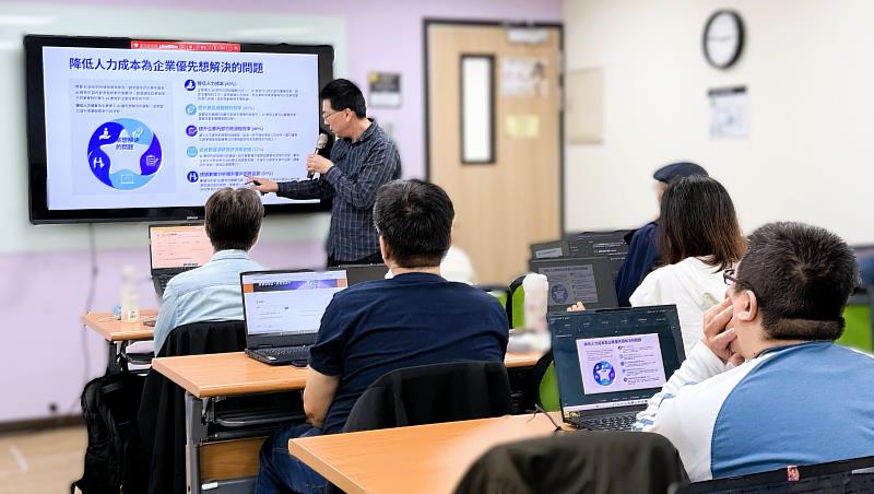 北分署生成式AI據點開辦多元課程,協助待業轉職民眾培訓AI產業所需專業職能。