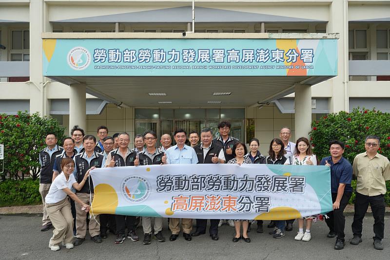 鋼鐵產業人才培育高峰會產業代表與高分署長官們合影。