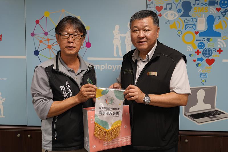 高屏澎東分署分署長郭耿華（右）致贈企業主錦旗。