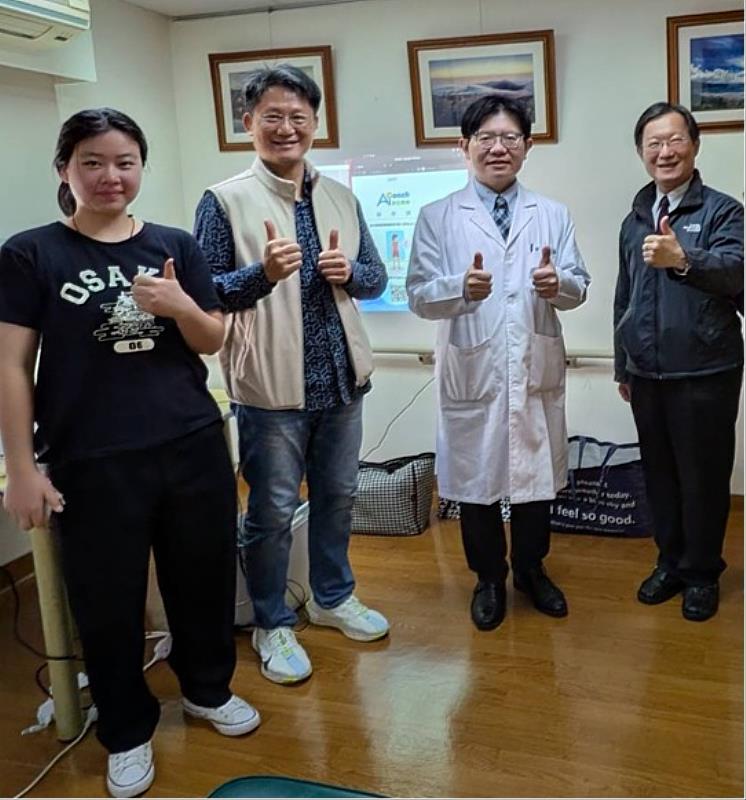 文化大學運動與健康促進學系學生於臺北市立聯合醫院陽明院區日間照顧中心帶領長者進行健康促進活動,協助提升身體活動能力。