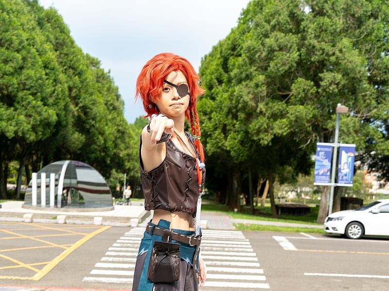 COSER 麻菓開心的說，暨大校園正是得天獨厚的伸展台。