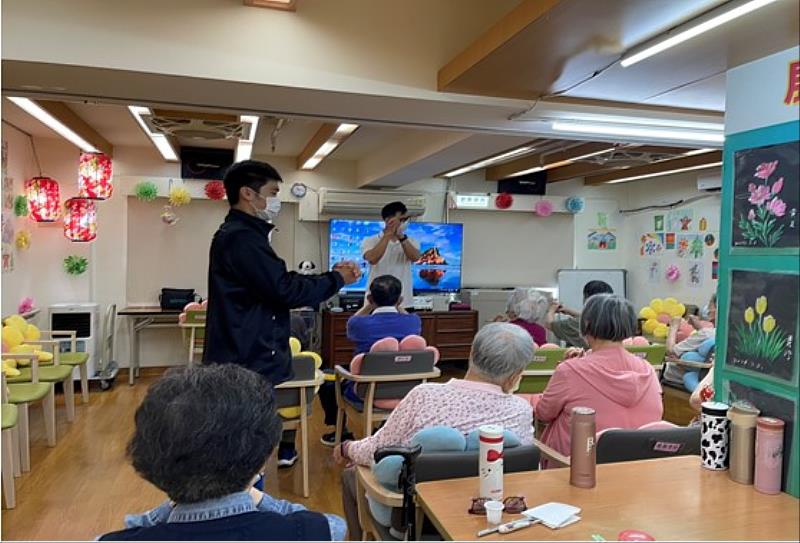 文化大學學生陪伴長者進行平衡與肌耐力訓練,透過實務參與了解高齡健康促進與照護工作。
