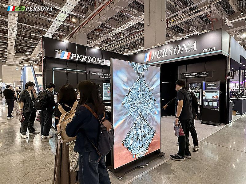 盛源PERSONA於展會現場展示摺疊式LED廣告機，展現智慧顯示設備於商業展示與品牌行銷領域的多元應用。