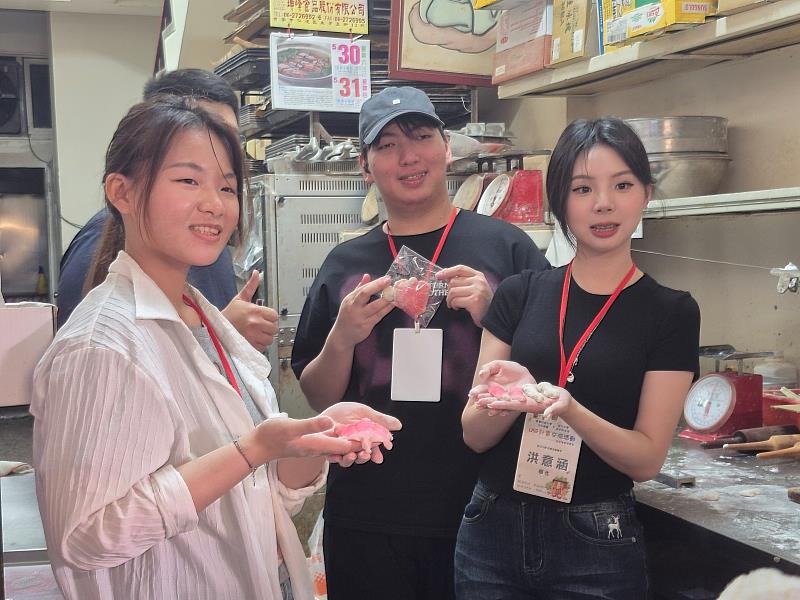 百年老舖的技藝傳承！淡江大學學員於「寶來香餅舖」體驗以傳統風片糕捏塑「九豬十六羊」，開心展示手作成果。