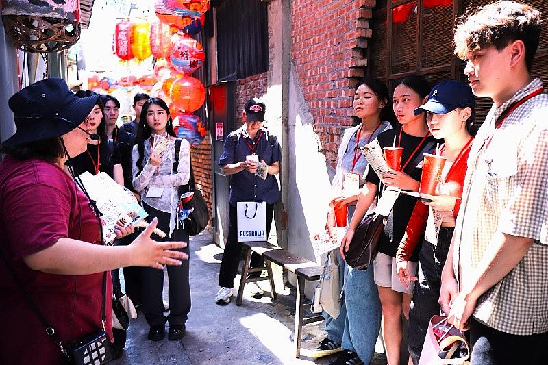 台南市文化協會鄭采芩執行長導覽解說南勢港港道的前世今生。