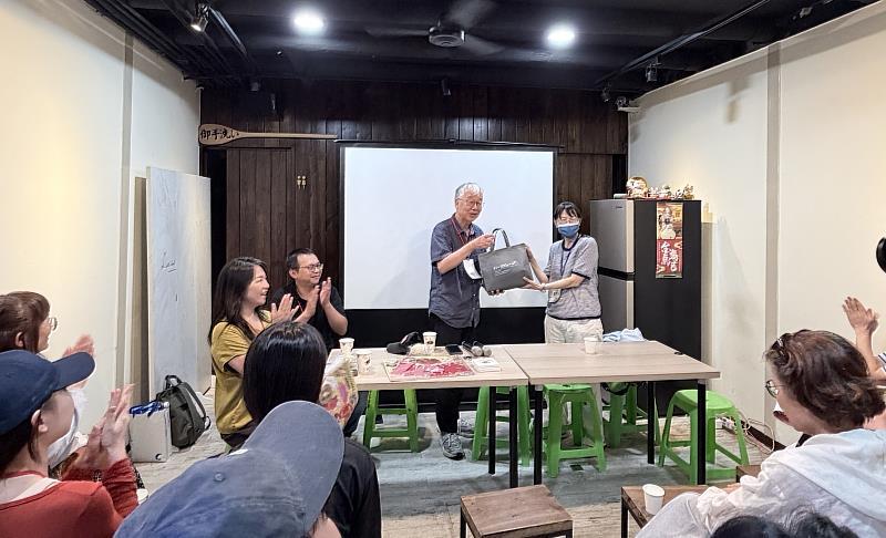 跨校交流圓滿落幕！淡江大學「淡水好生活」計畫主持人黃瑞茂（左）代表致贈紀念品予南臺科大「文化底蘊」計畫主持人蕭百芳老師（右），為此次老街創生對話畫下完美句點。