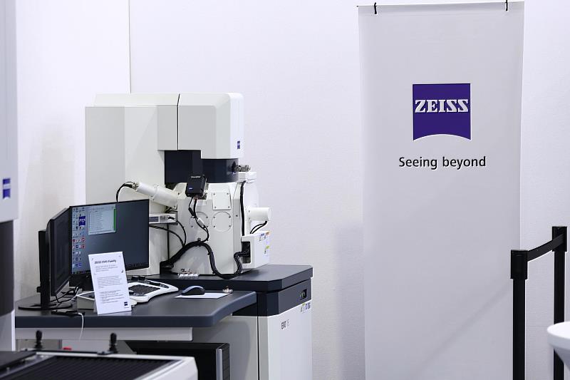 工業電子顯微鏡（Microscope EM, EVO）可進行樣件金相分析、材料分析以鑑定物件失效原因，提升製造品質。