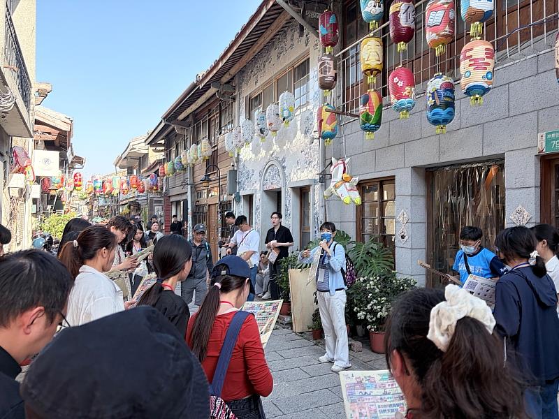 南臺科大「文化底蘊」計畫主持人蕭百芳老師，帶領淡江師生體驗「玩轉大富翁3－探索神農街區博物館」實境活動，透過走讀與遊戲結合的創新形式，深度認識街區典藏。