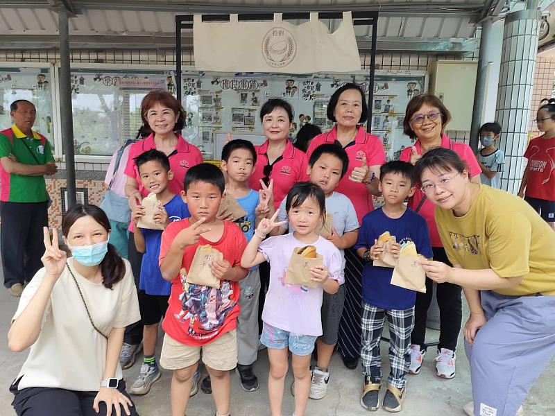 救國團歸仁區團委會「石頭餅」巡迴列車到校，安溪、樹人、土庫國小師生同享美味食物。 