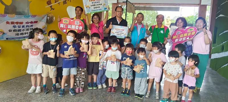 救國團歸仁區團委會「石頭餅」巡迴列車到校，安溪、樹人、土庫國小師生同享美味食物。 
