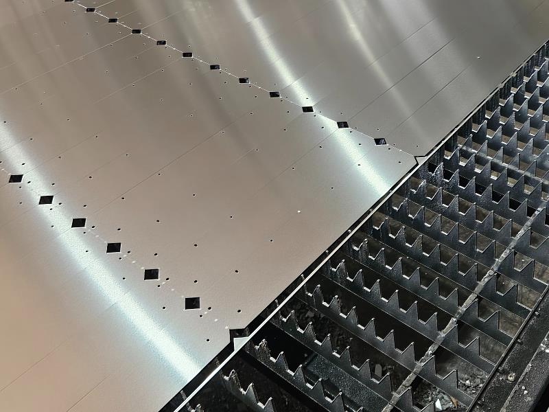 面對淨零碳排趨勢，廠房應捨棄買斷工業濾網的傳統思維，逐步汰換複合材質框體，以符合綠色設計準則。（資料來源：鉅為）