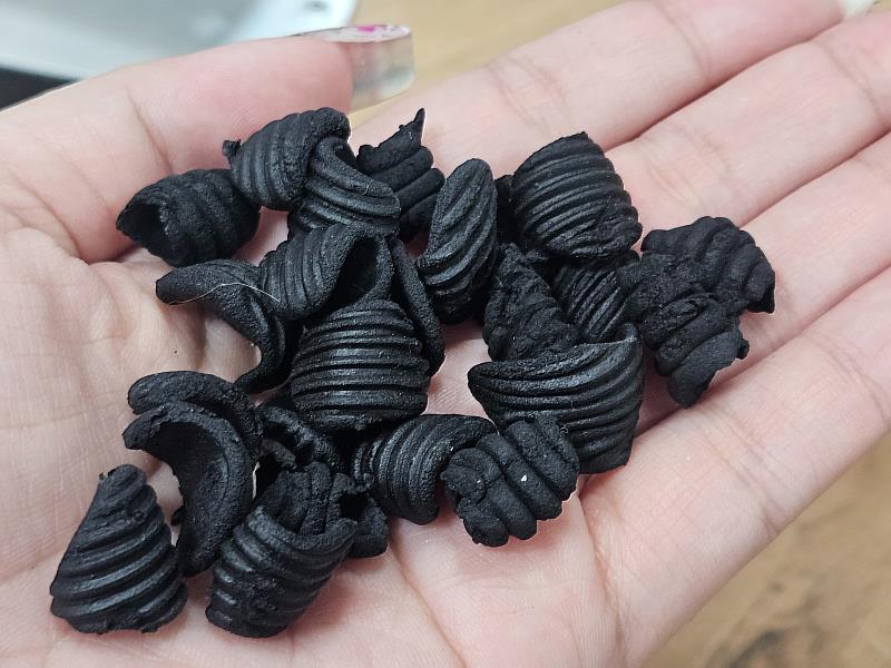 工業濾網不只框體可重複使用，內部活性碳濾材經過妥善處理與設計，也能回收再更換。（資料來源：鉅為）