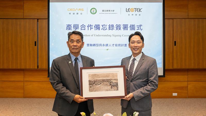雙方互贈紀念品。
