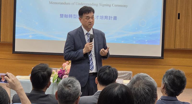 東華大學管理學院楊國彬院長致詞。