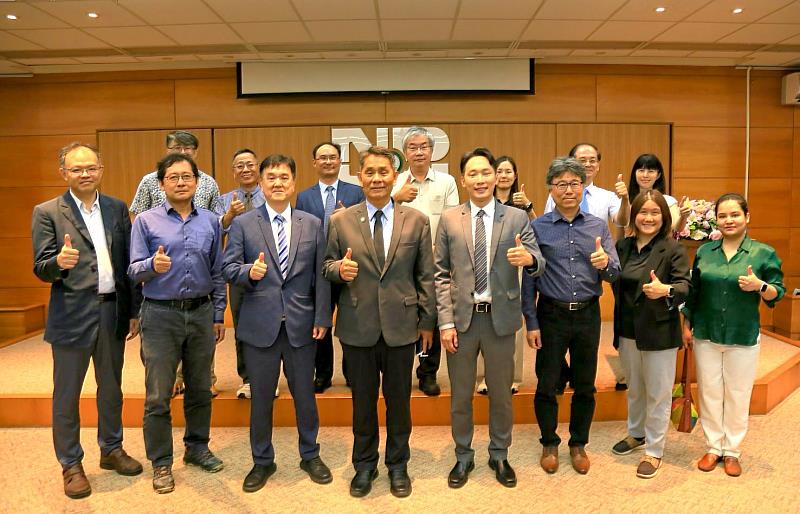 產學雙方人員合影。