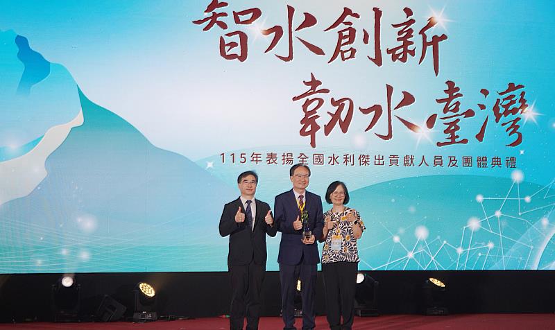 深耕海洋與治水逾40年，興大蔡清標副校長（中）獲大禹獎肯定。