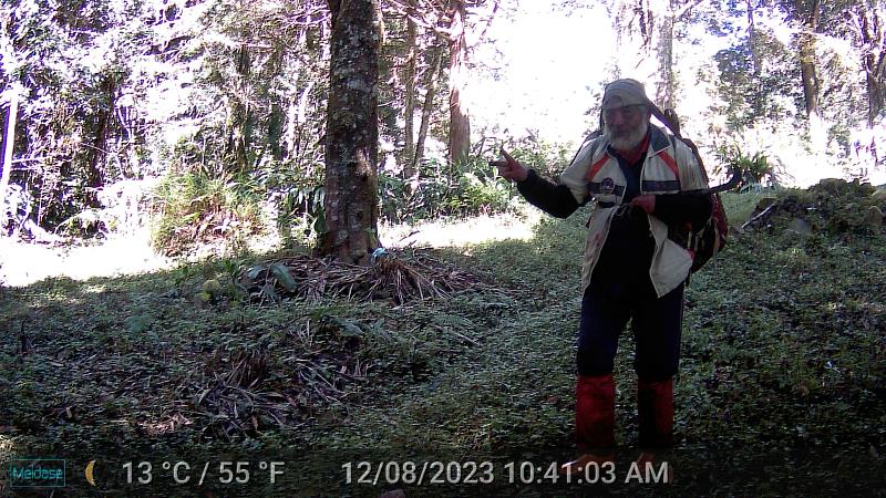 鄒族獵人浦少光和鄭金發進行黑熊生態給付巡守山林並配合架設紅外線相機監測。