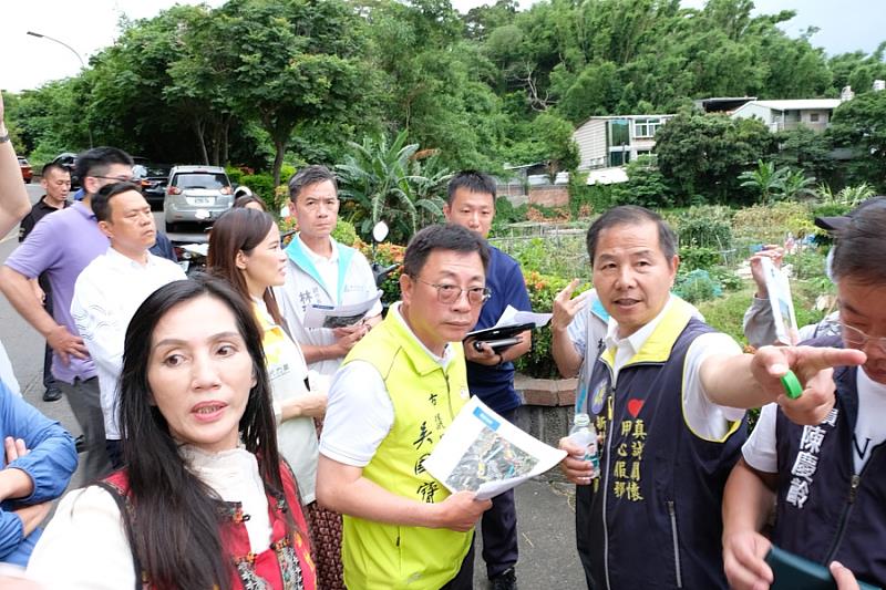 副市長林琨瀚偕同議員前往香村路視察日前發生A1交通事故地點。