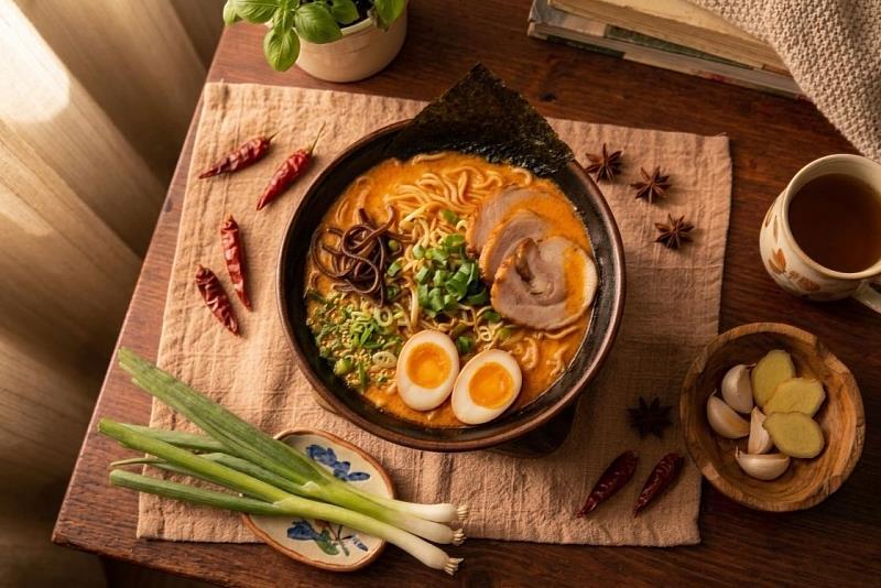 瑪姬老師不藏私分享「濃豆麻辣好控麵」家常食譜，加入喜愛食材就能輕鬆攝取更均衡的營養，讓放縱享受也能成為安心的日常滋味。（資料來源：日日好食／AI輔助創作視覺）
