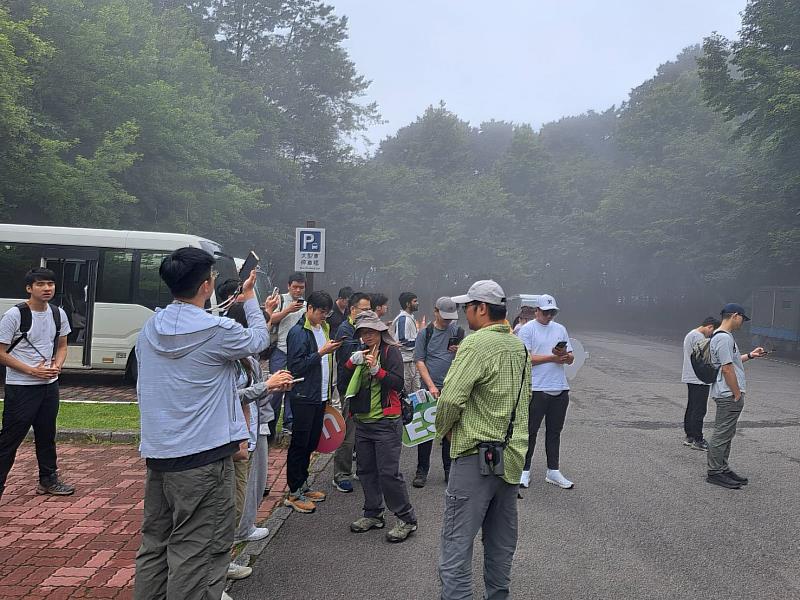 台灣野鳥協會志工現場示範eBird及Merlin操作方式，引導參與者運用科技工具進行鳥類觀察與紀錄。