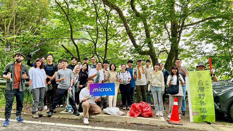 林業保育署臺中分署、美光科技與台灣野鳥協會夥伴攜手進行淨山工作，27位夥伴於大雪山林道15K徒步淨山，展現企業、民間團體與政府公私協力推動環境保育的成果。