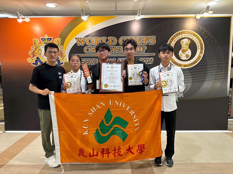 施智偉老師（左）所帶領的咖啡團隊狂掃4金，二年級林鉦哲（中）奪下全場最高分特金獎。