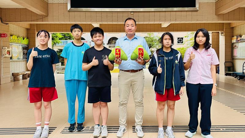 北興國中李宥均（左1）、王士華（左2）、劉柏均（左3）、柯宜彤（左4）、周宇萱（左5）同學會考成績亮眼。