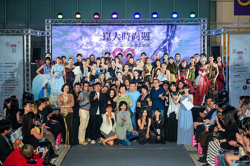 時尚系畢製「無.限」於南紡購物中心廣場舉辦動態展演,全體合影。