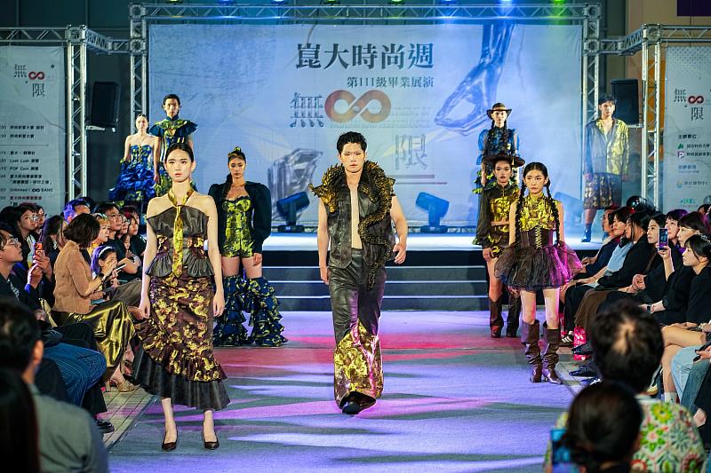 溫詩怡、薛意璇、蔡馥謙共同創作《清潮美浪》獲得總審查第3名。