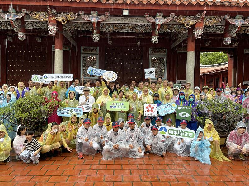 風雨無阻 守護生態 嘉藥攜手跨校志工齊力清淤孔廟泮池
