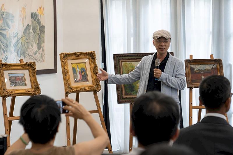 雲科大設計所博士班校友程英斌老師進行捐贈作品之導覽解說。