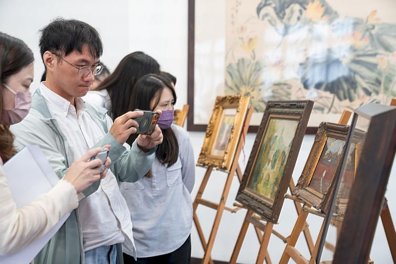 與會來賓一同欣賞捐贈之珍貴畫作。