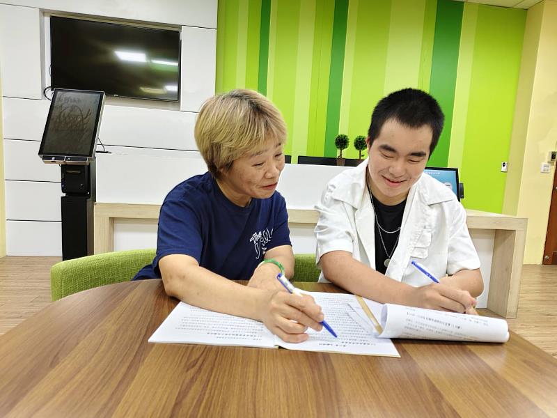 劉家愷與媽媽一起上課、做作業就像同班同學。