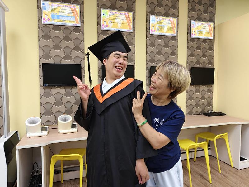 元培醫管系劉家愷在媽媽楊麗仙伴讀下順利畢業。