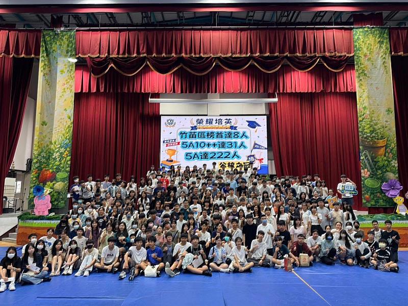 培英國中潘致惠校長與5A學生合影。